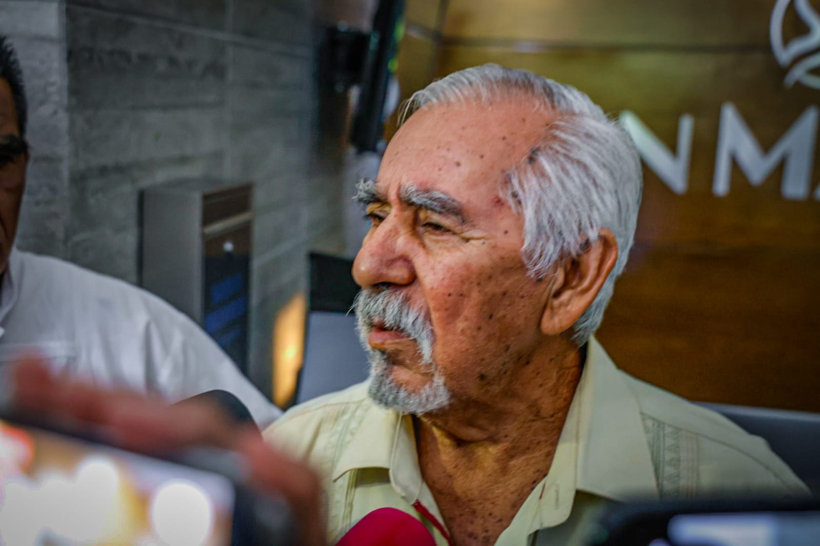Papá de la maestra Jesabel en su funeral en Culiacán