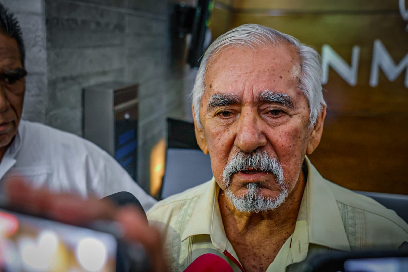 Papá de la maestra Jesabel en su funeral en Culiacán