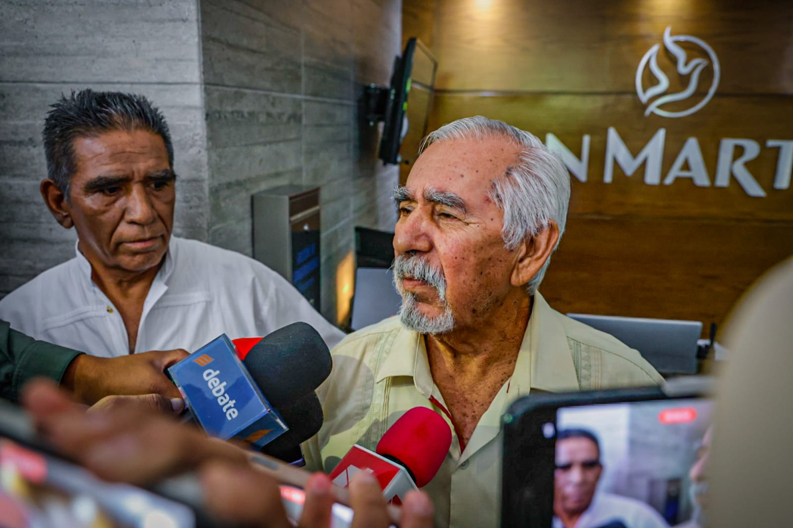Papá de la maestra Jesabel en su funeral en Culiacán