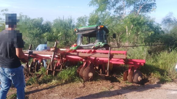 Pareja resulta lesionado al sufrir salida de camino en un tractor, en Guasave