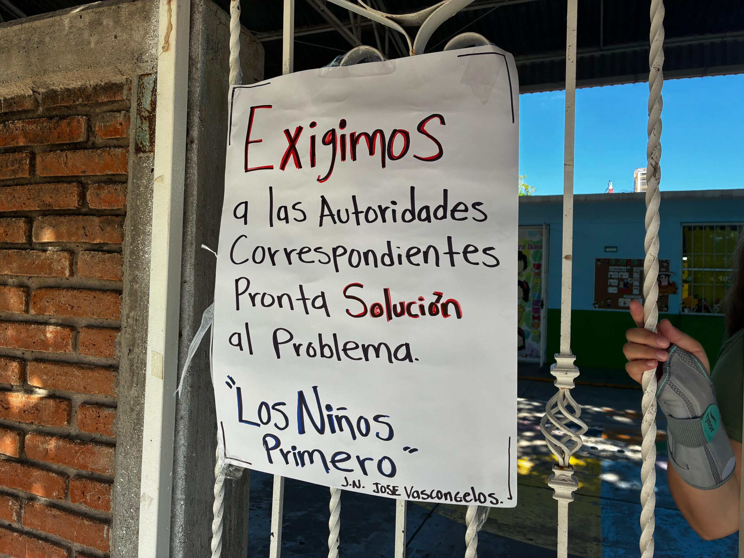 Por falta de luz se plantan padres en kínder de Los Mochis