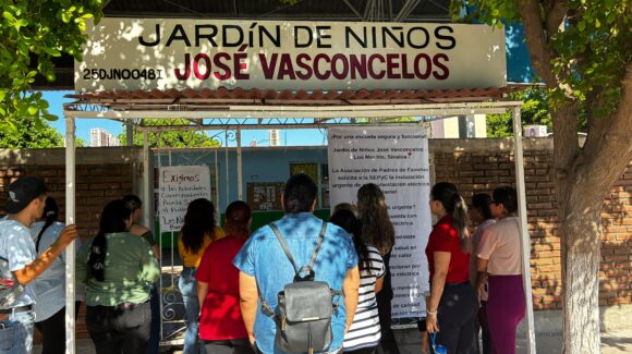 ¡No soportan el calor! Por falta de electricidad padres de familia toman kínder José Vasconcelos de la colonia Insurgentes en Los Mochis, Sinaloa