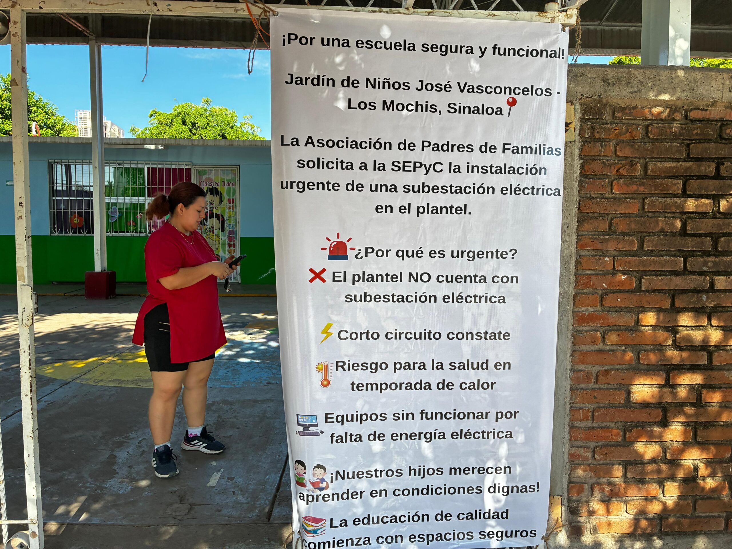 Por falta de luz se plantan padres en kínder de Los Mochis