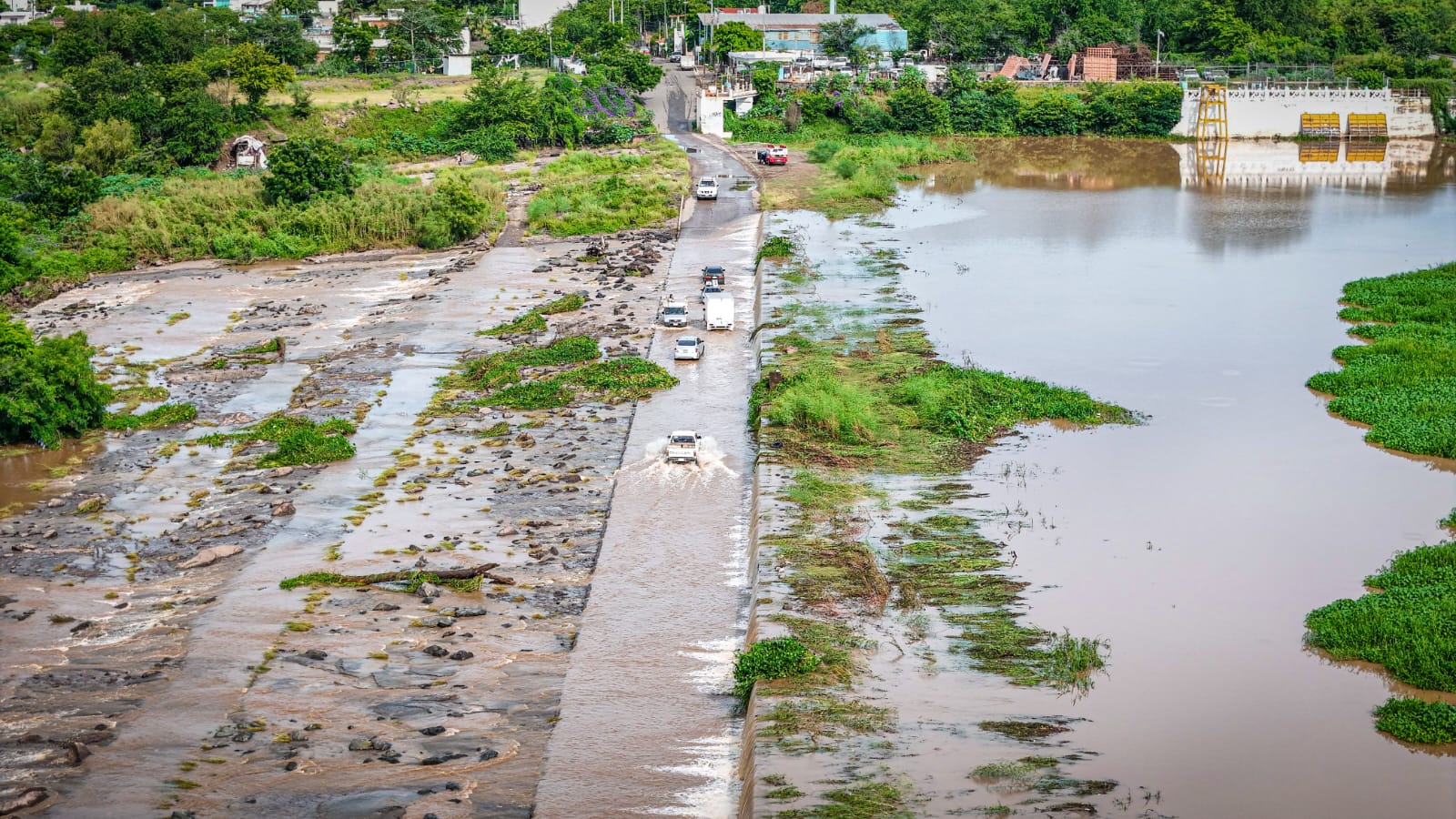 Presa derivadora inundada tras fuertes lluvias en Culiacán