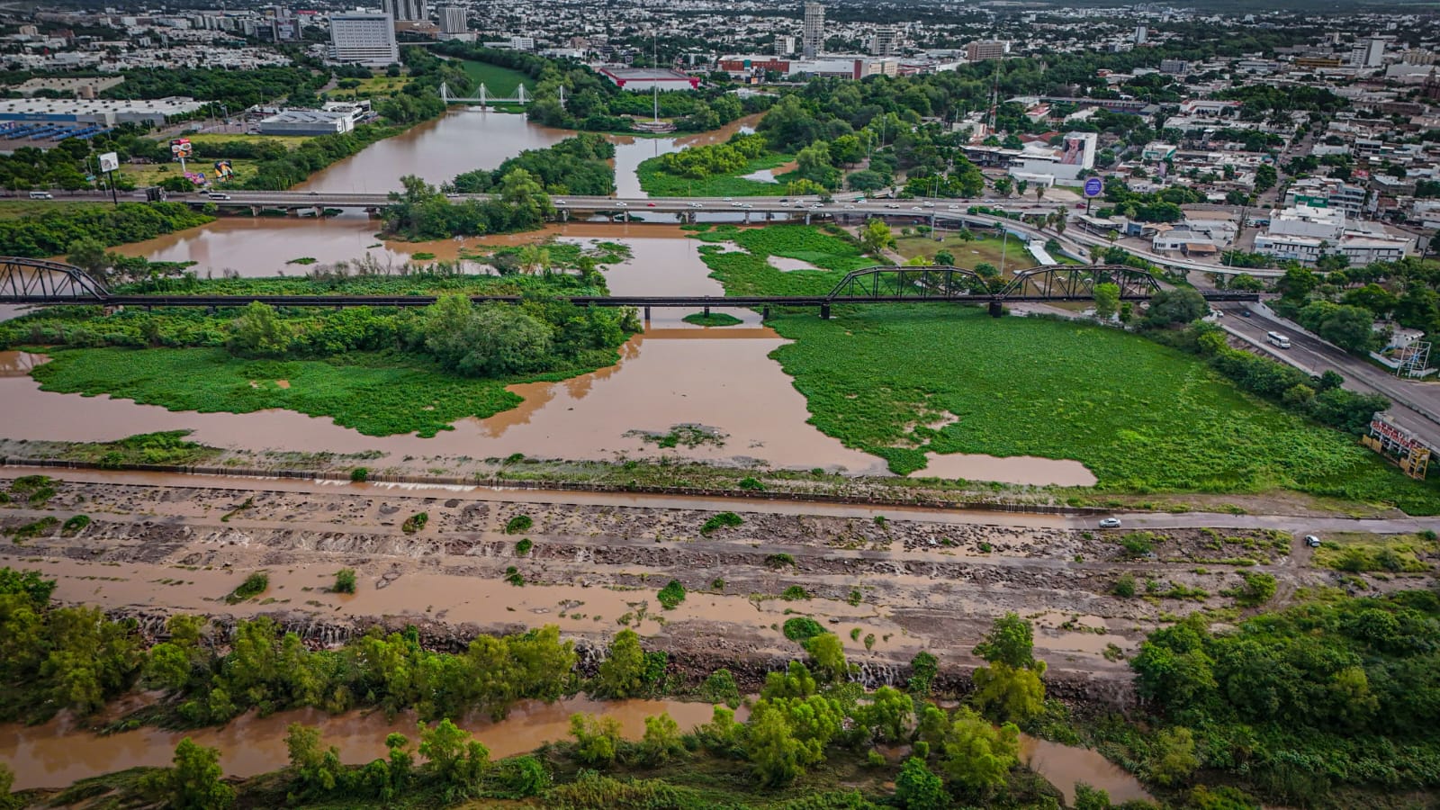 Presa derivadora inundada tras fuertes lluvias en Culiacán