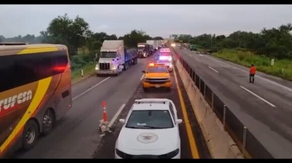Se mantiene cerrada circulación en la autopista Mazatlán–Culiacán tras incendio de tráiler en Elota