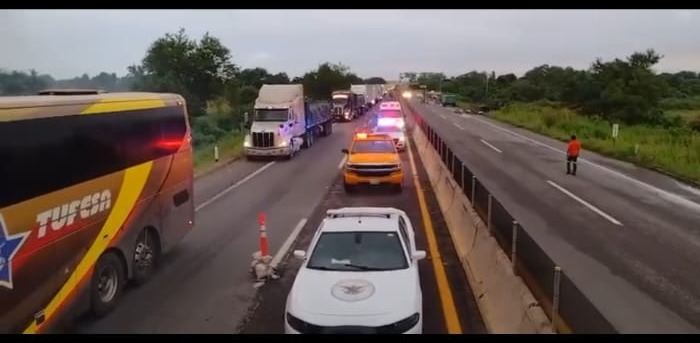 SIgue cerrada la Maxipista por accidente de tráiler