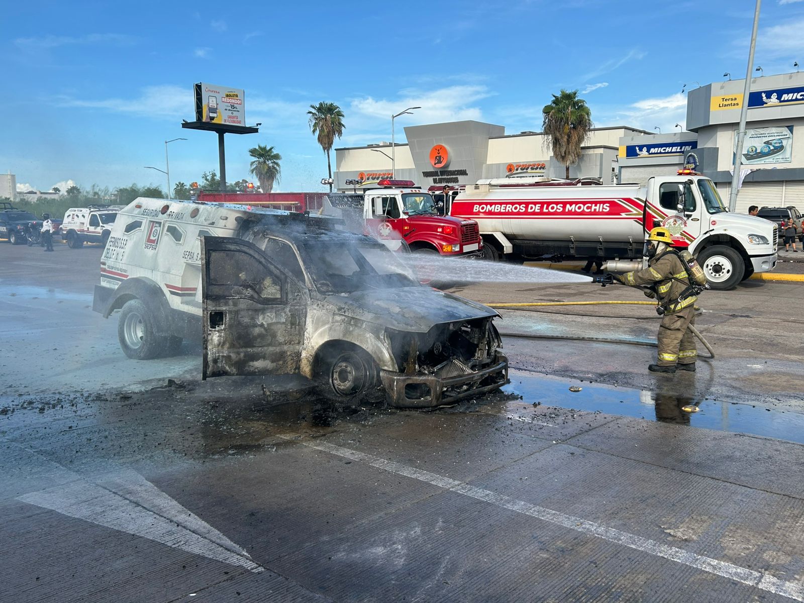 Se incendia camioneta de valores con 14 millones de pesos en efectivo en Los Mochis