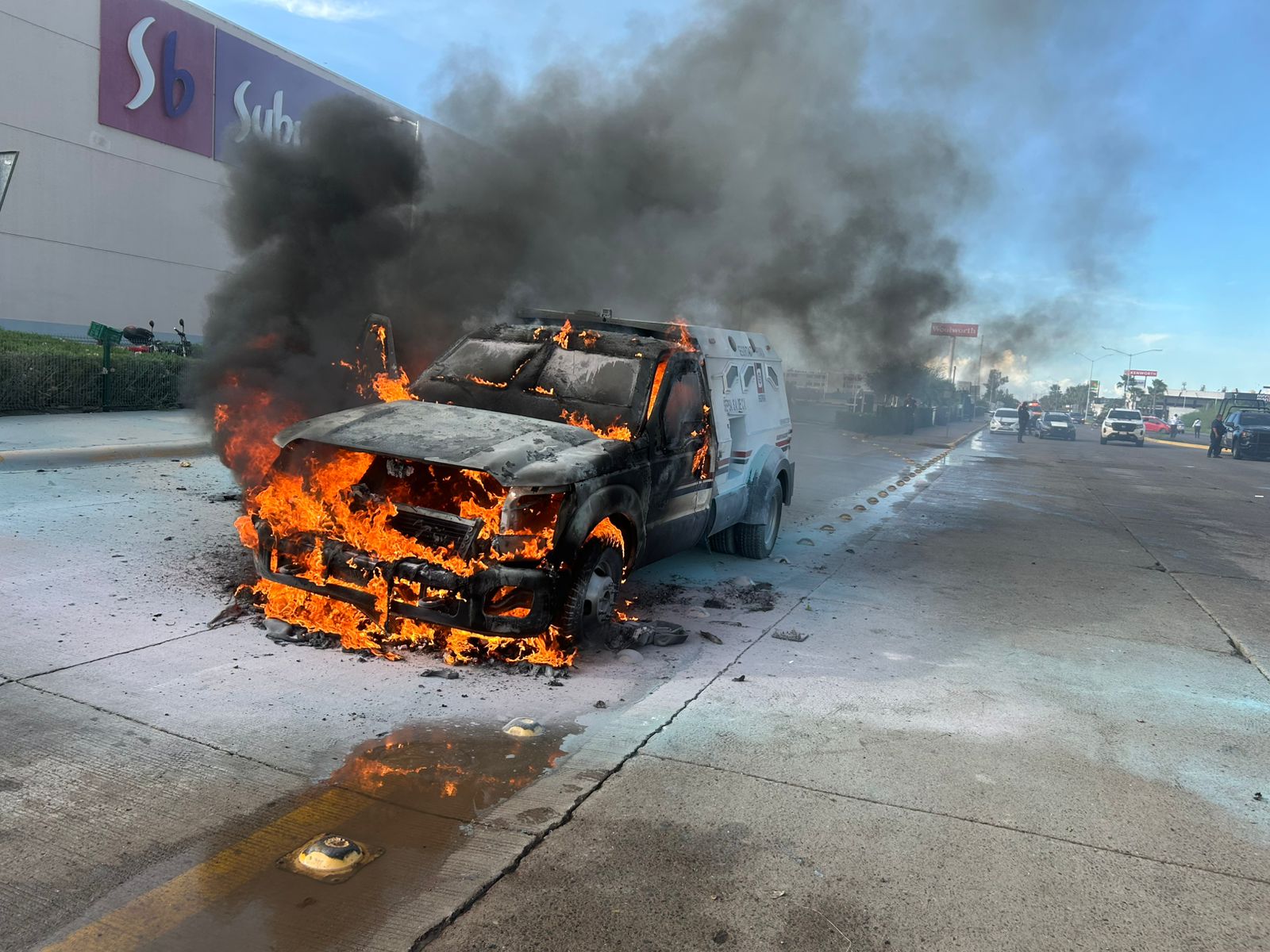 Se incendia camioneta de valores con 14 millones de pesos en efectivo en Los Mochis