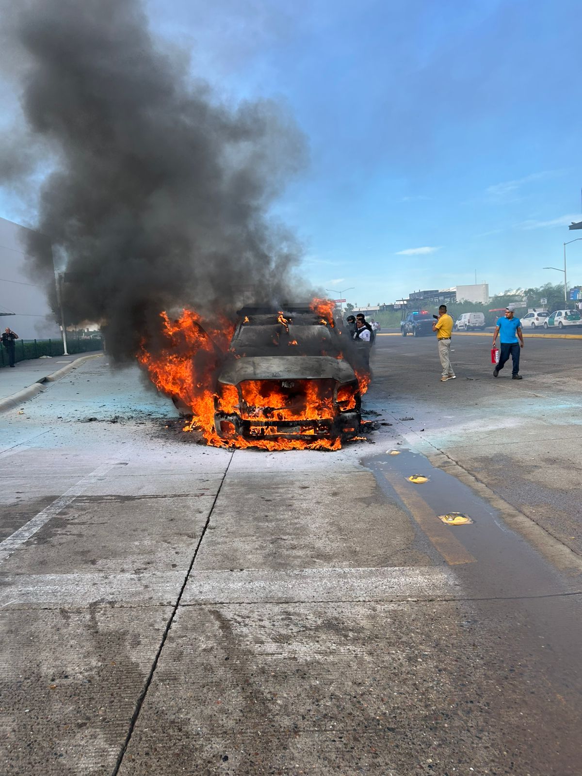 Se incendia camioneta de valores con 14 millones de pesos en efectivo en Los Mochis