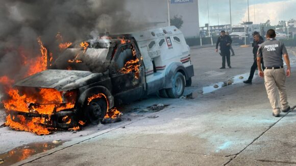 Se incendia camioneta de valores con 14 millones de pesos en efectivo en Los Mochis