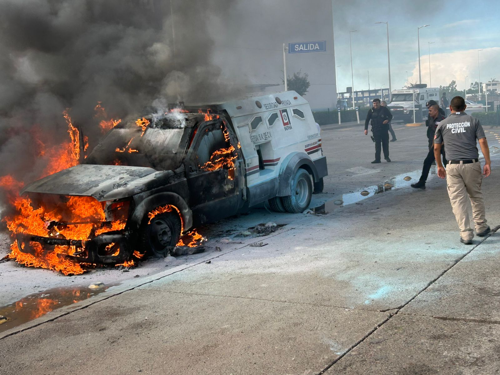 Se incendia camioneta de valores con 14 millones de pesos en efectivo en Los Mochis