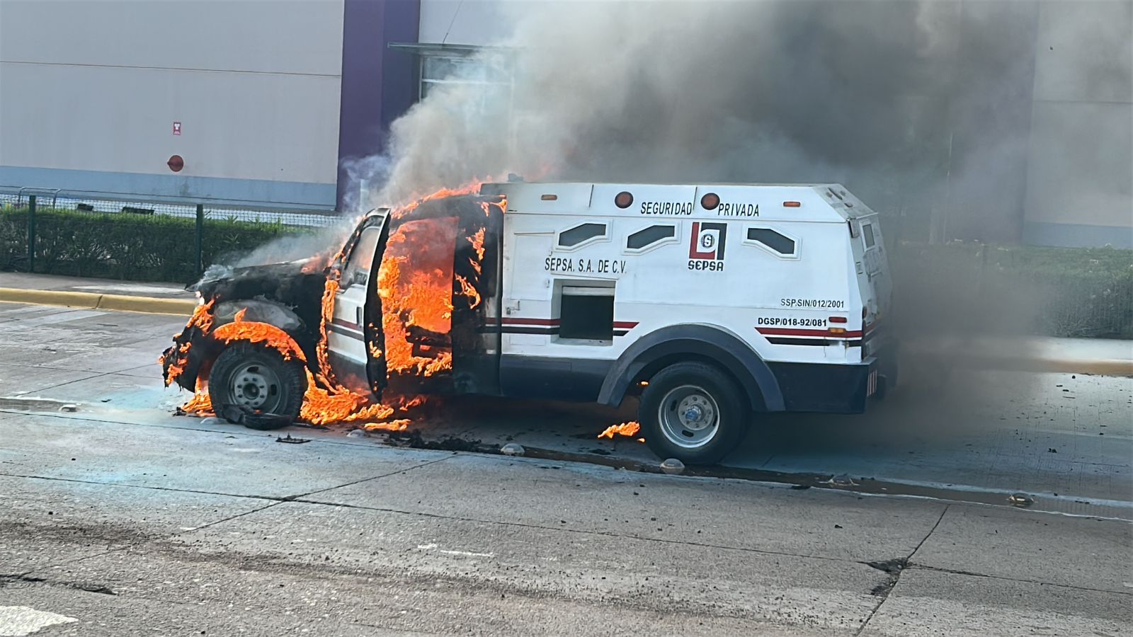 Se incendia camioneta de valores con 14 millones de pesos en efectivo en Los Mochis