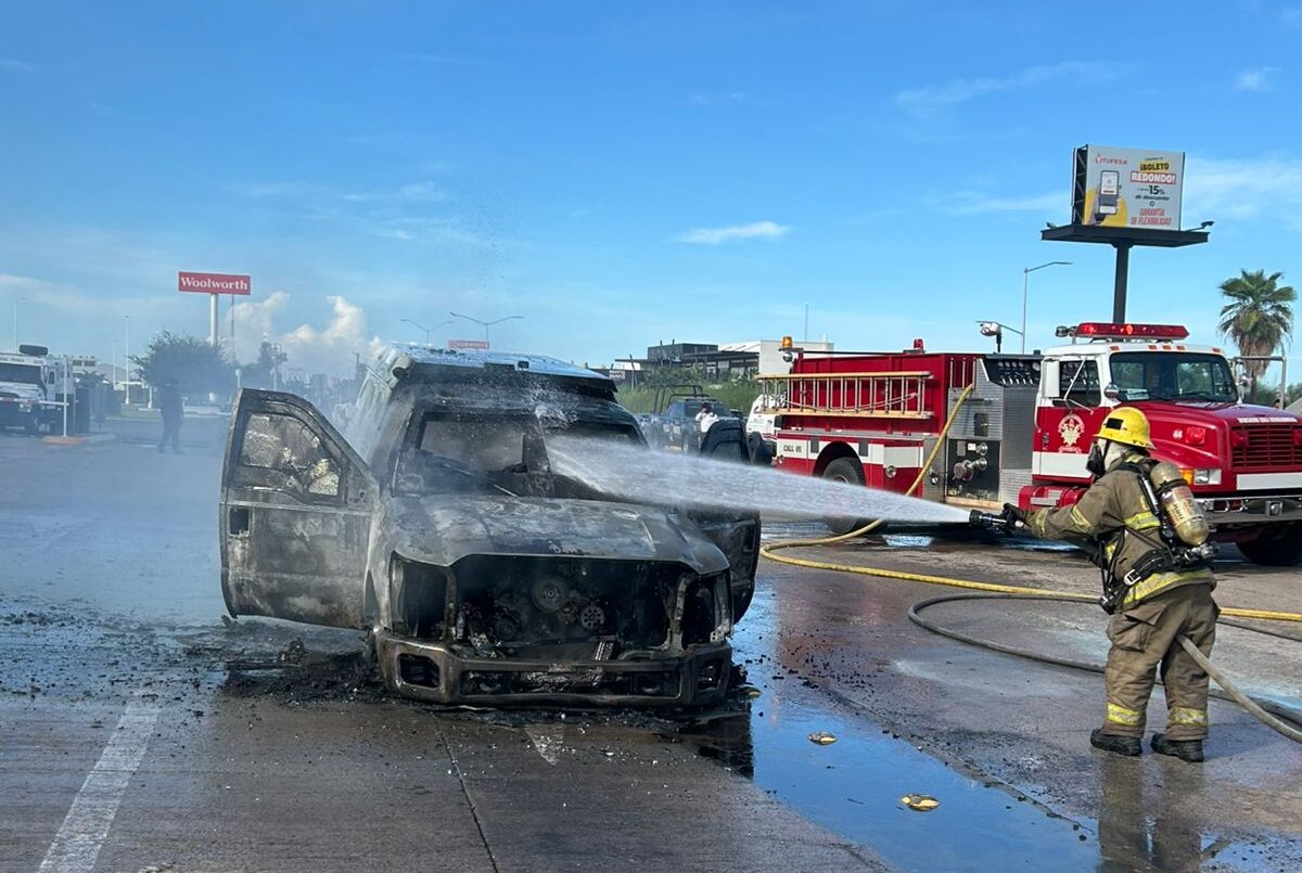 Se incendia camioneta de valores con 14 millones de pesos en efectivo en Los Mochis