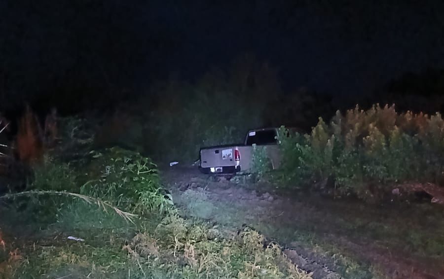Seis jóvenes caen en su camioneta a un dren en Guasave, hay dos desaparecidos
