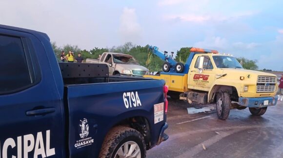 Seis jóvenes caen en su camioneta a un dren en Guasave; hay dos desaparecidos