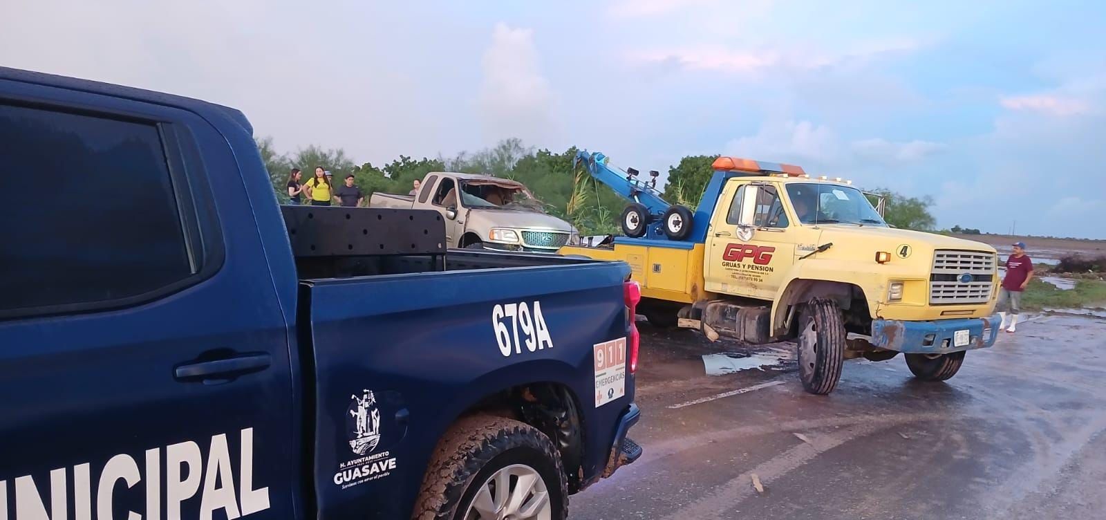 Seis jóvenes caen en su camioneta a un dren en Guasave, hay dos desaparecidos