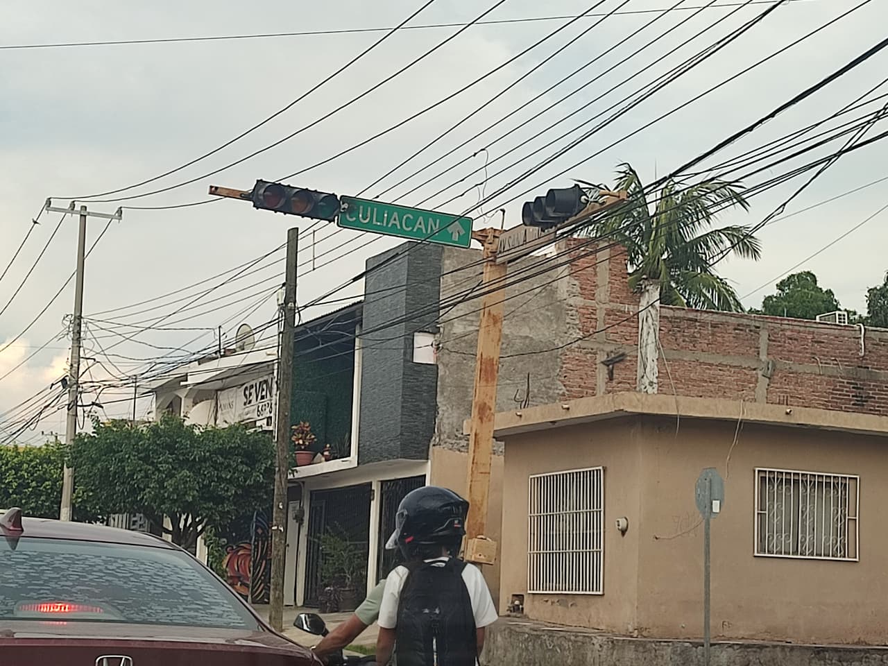 Semáforo sin funcionar en Mazatlán, acusa ayuntamiento apagones