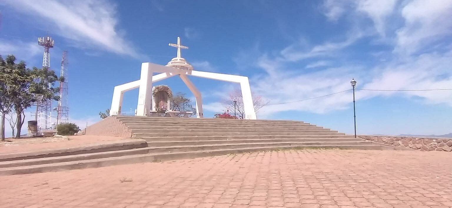 Socavón en el cerro del Monje alerta a visitantes en Sinaloa Municipio