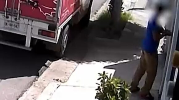 ¡Se brincó la puerta! Sujeto roba dinero y alhajas de un domicilio en Villas del Río, Culiacán, Sinaloa (VIDEO)