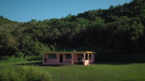 Disparan contra “La Casita” usada en video de Bad Bunny tras demanda de su propietario en Puerto Rico