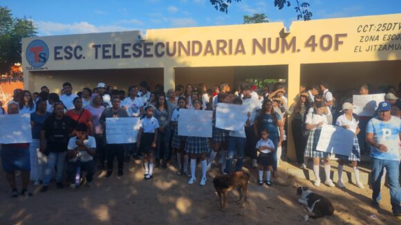 Padres de familia de El Jitzamuri, Ahome, toman todas las escuelas, por falta de luz en Telebachillerato