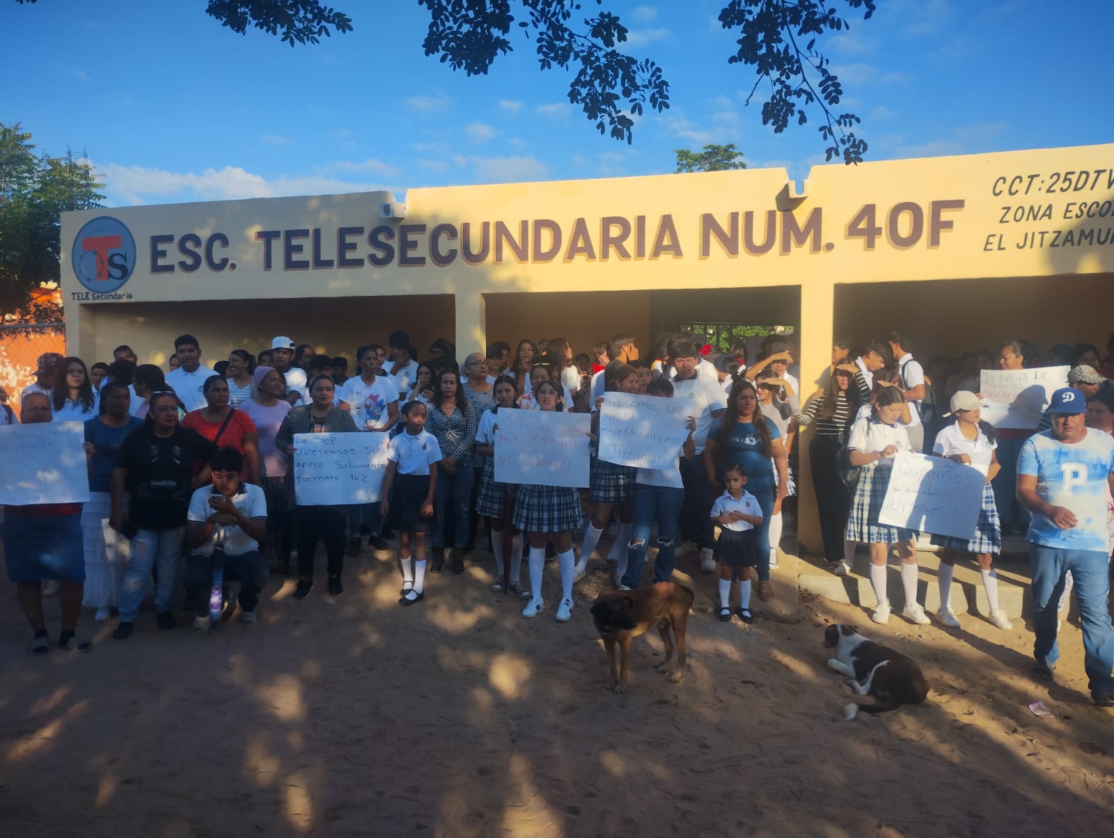 Toman escuelas por falta de luz en Ahome