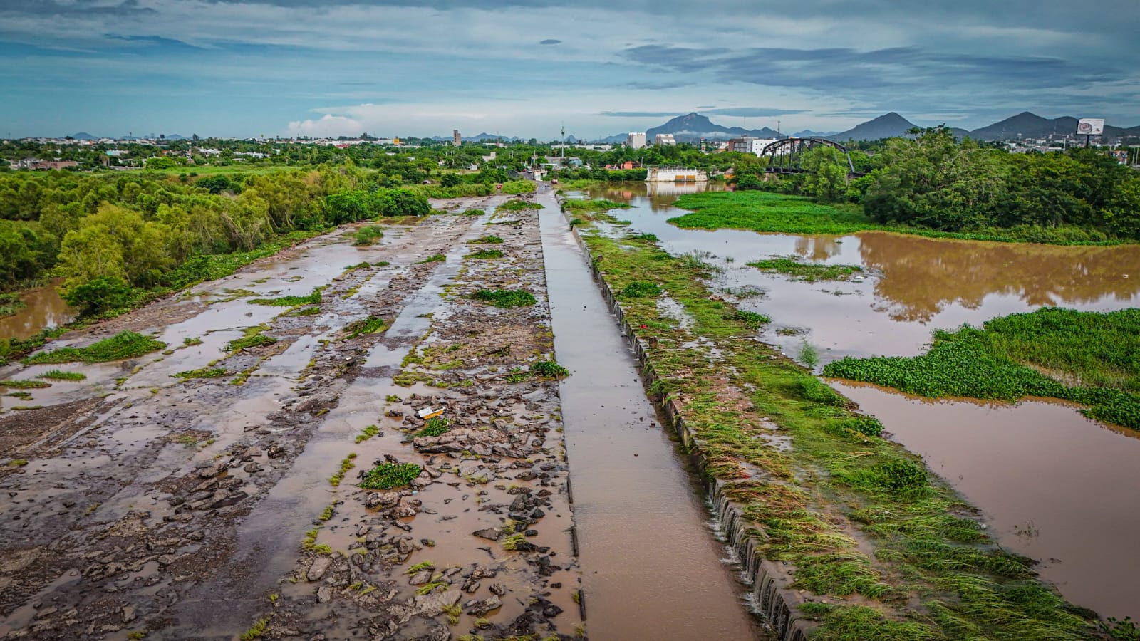 Tras las fuertes lluvias en Culiacán, la presa derivadora acumuló gran cantidad de agua bloqueando el paso