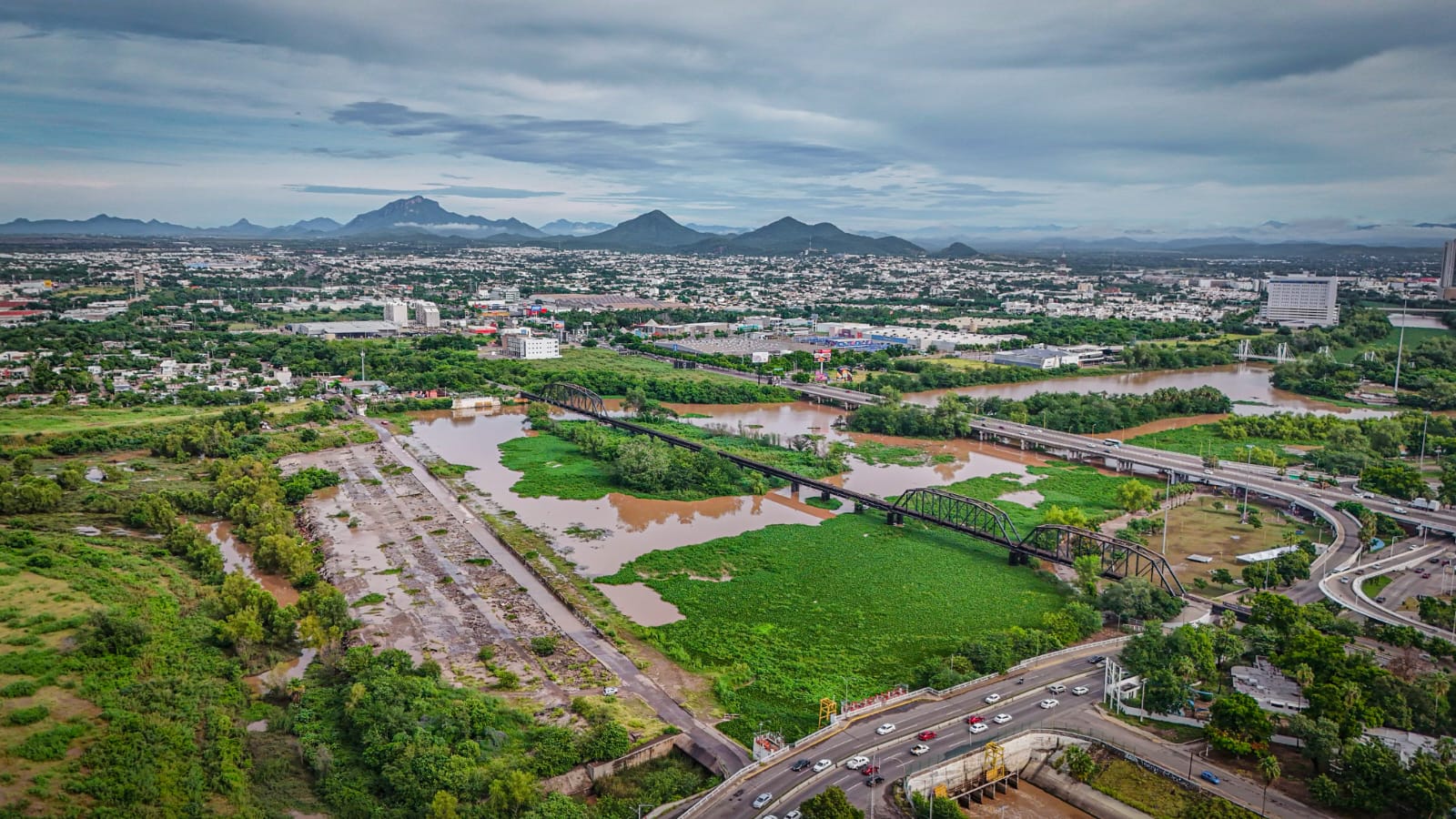 Tras las fuertes lluvias en Culiacán, la presa derivadora acumuló gran cantidad de agua bloqueando el paso