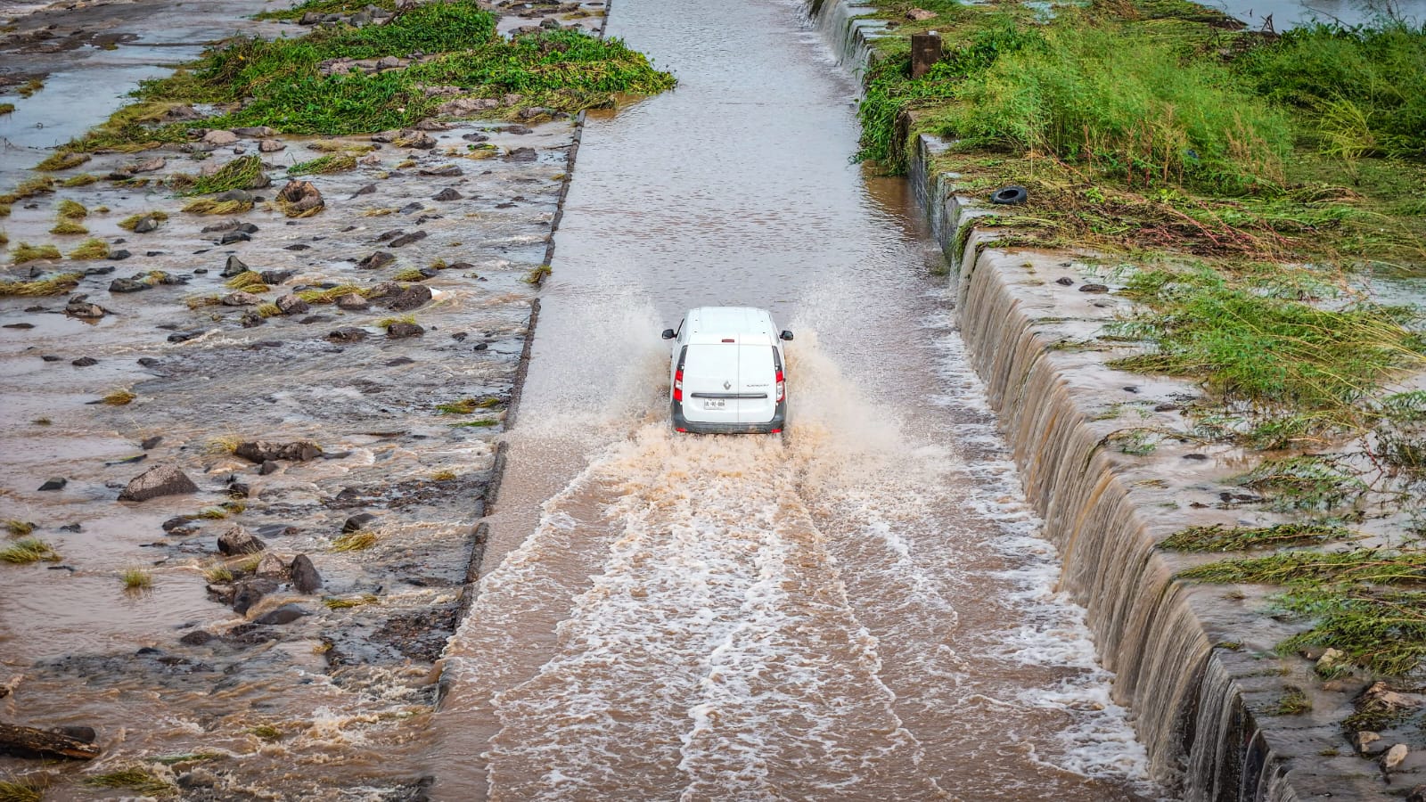 Tras las fuertes lluvias en Culiacán, la presa derivadora acumuló gran cantidad de agua bloqueando el paso