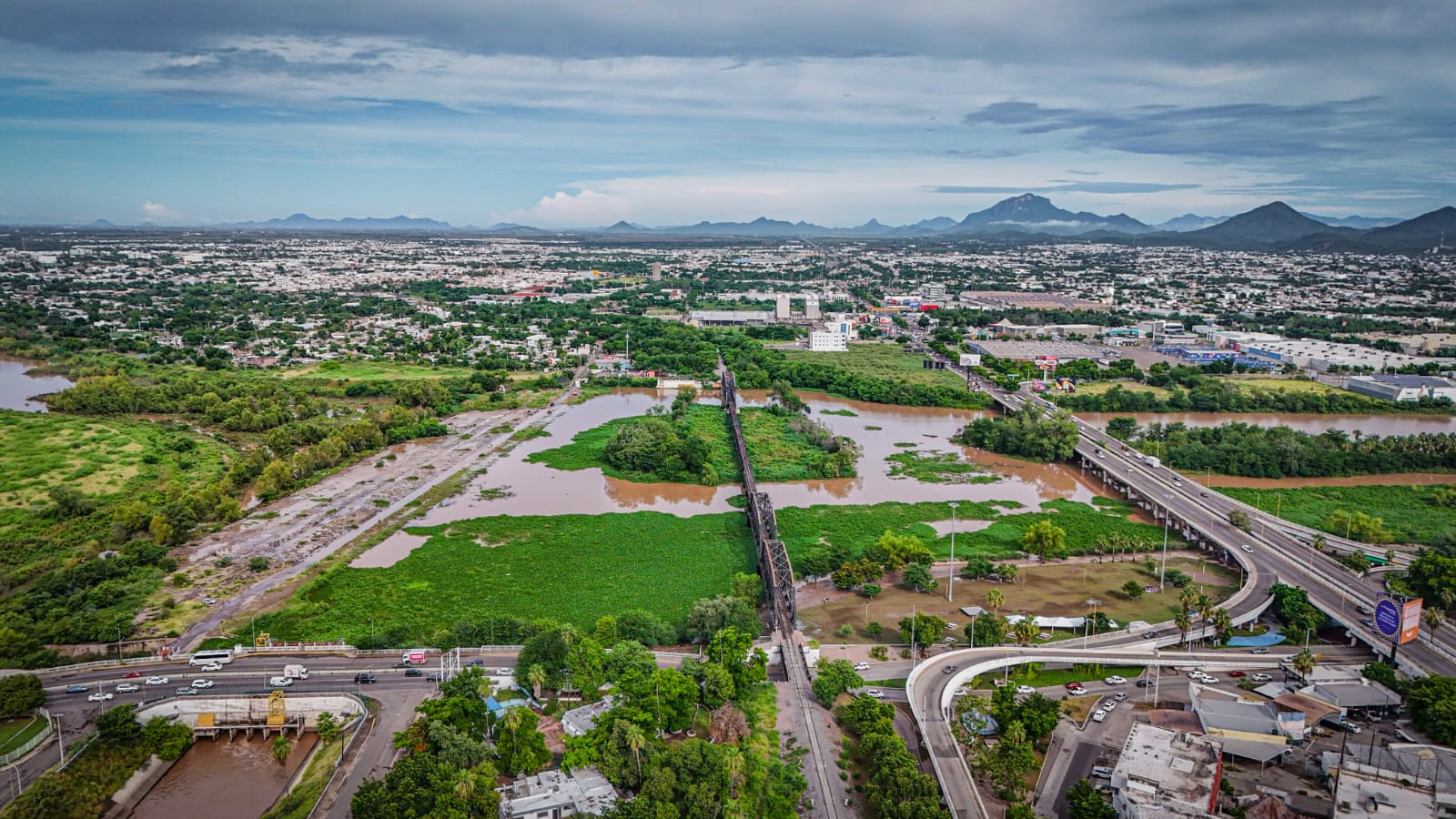 Tras las fuertes lluvias en Culiacán, la presa derivadora acumuló gran cantidad de agua bloqueando el paso