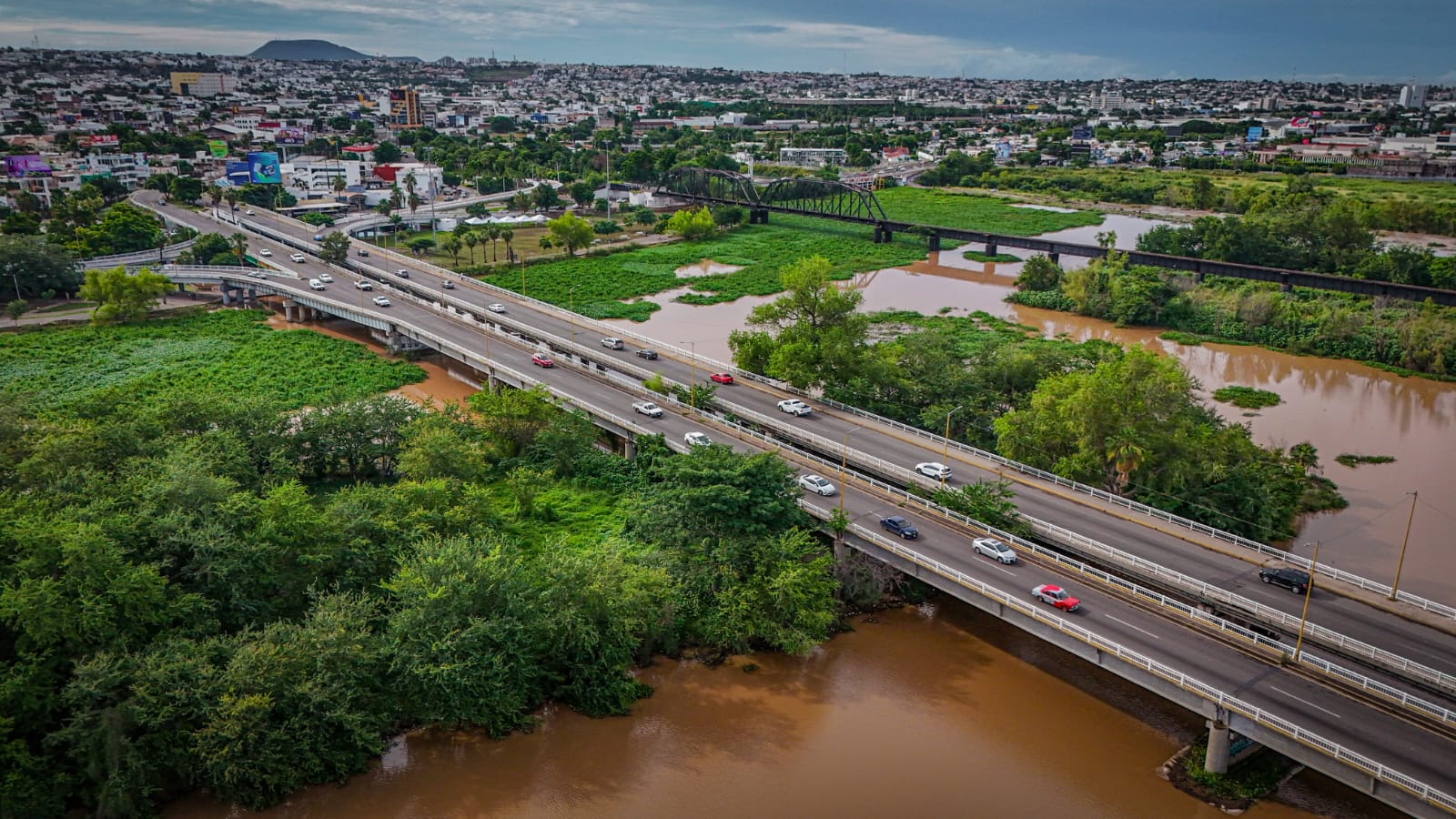 Tras las fuertes lluvias en Culiacán, la presa derivadora acumuló gran cantidad de agua bloqueando el paso