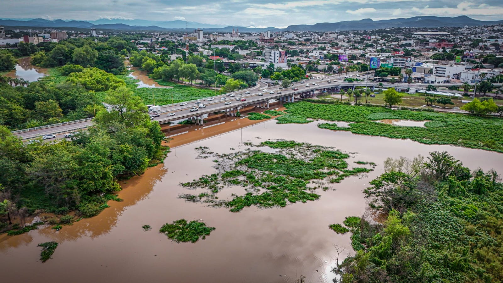 Tras las fuertes lluvias en Culiacán, la presa derivadora acumuló gran cantidad de agua bloqueando el paso
