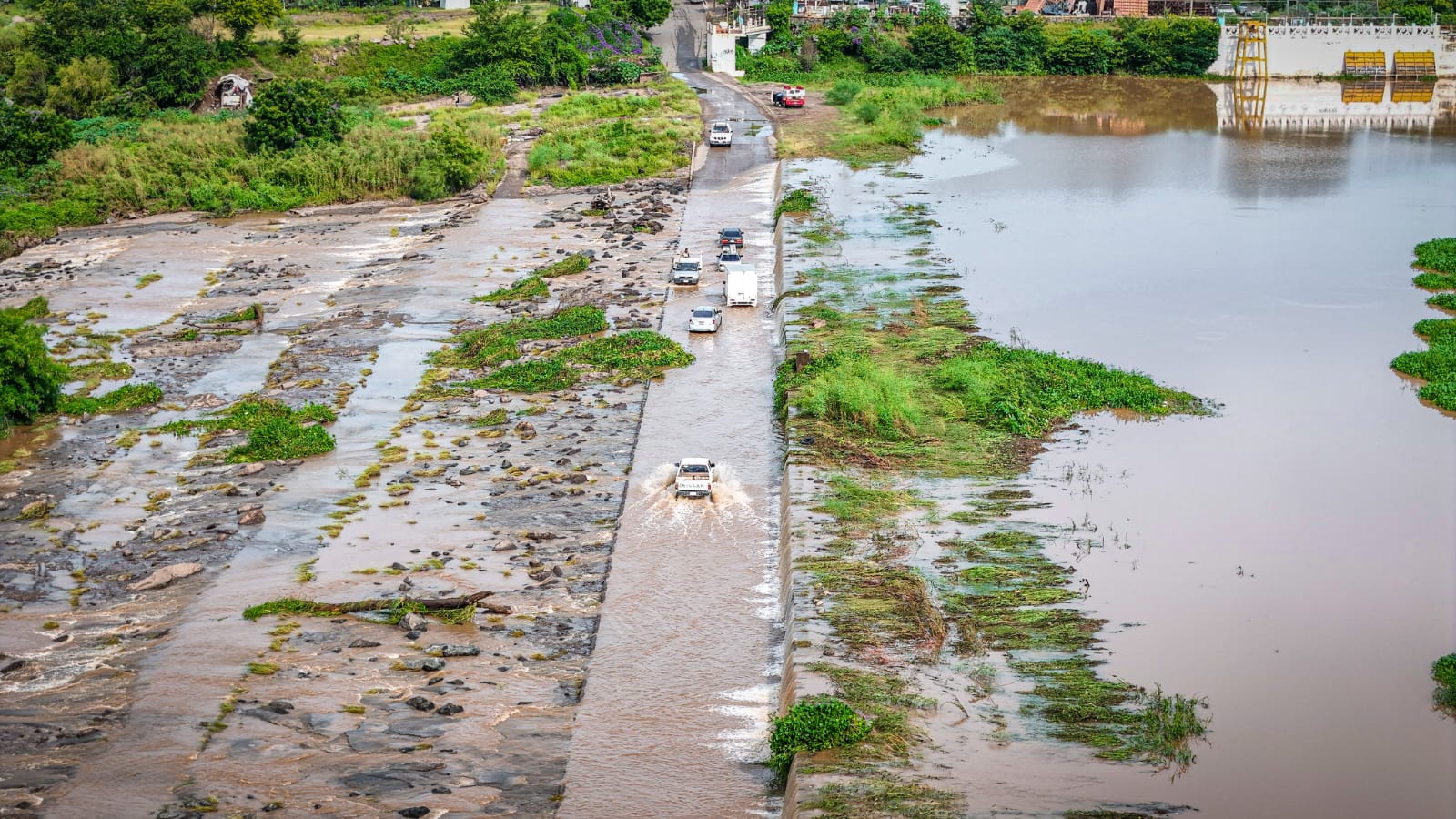 Presa derivadora inundada tras fuertes lluvias en Culiacán