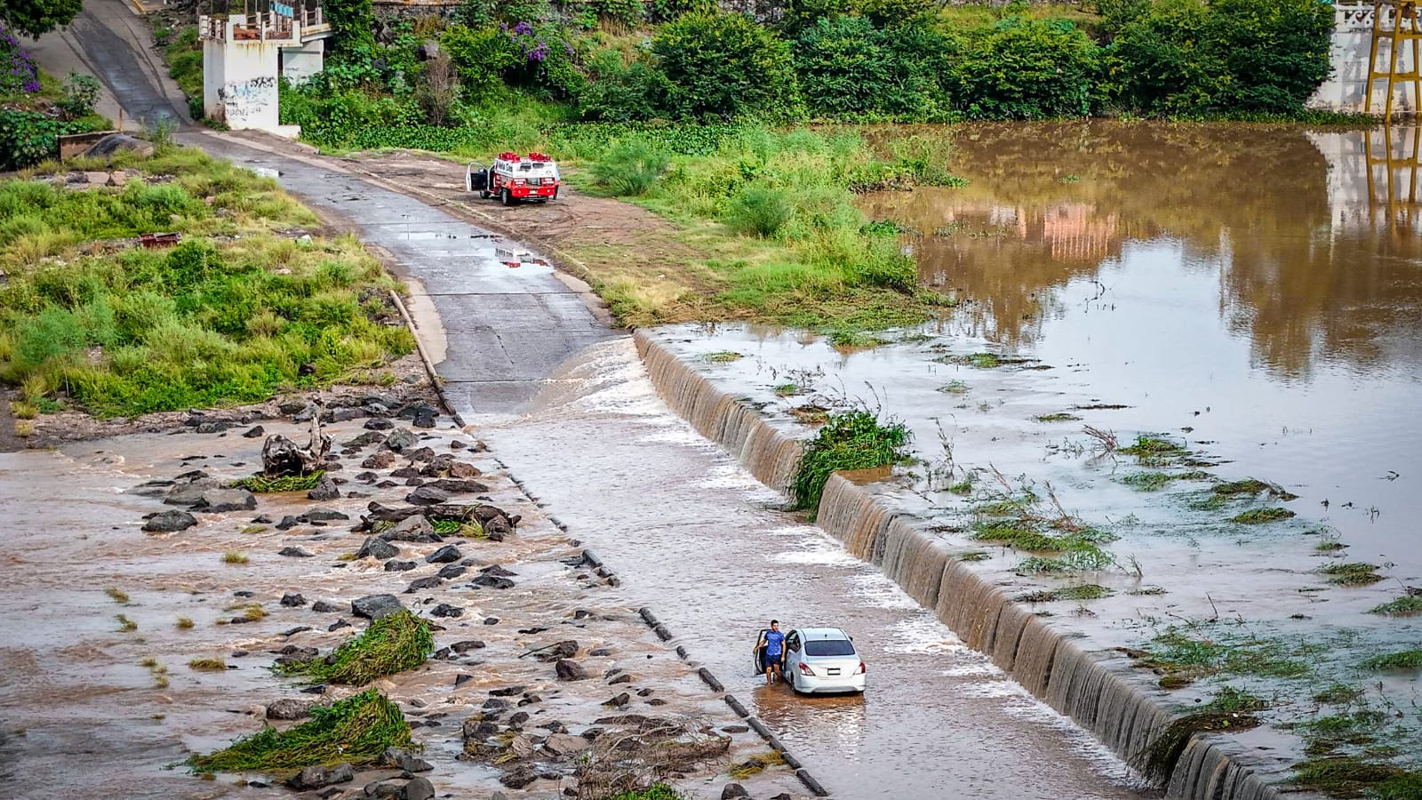 Tras las fuertes lluvias en Culiacán, la presa derivadora acumuló gran cantidad de agua bloqueando el paso