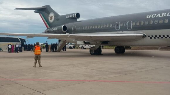 Trasladan en avión de la Guardia Nacional a 80 reos del penal federal de Guasave a uno de Veracruz