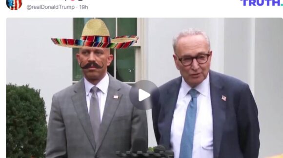Trump difunde video de IA que caricaturiza a líder demócrata como mexicano en plena crisis presupuestaria
