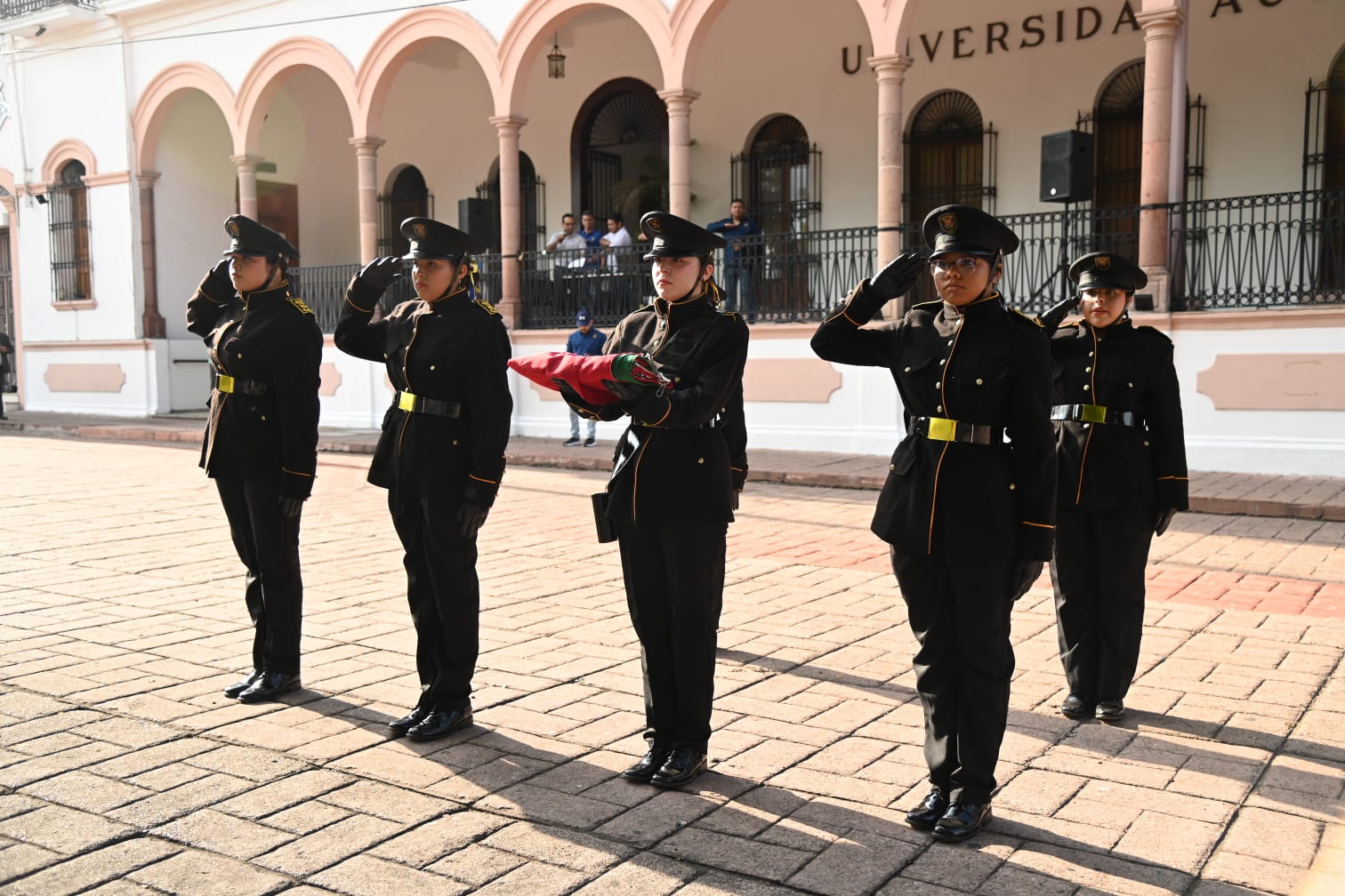 UAS da el Grito de Independencia promoviendo la paz la escolta