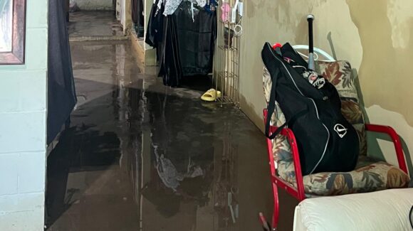 Vecinos de la Rosendo G. Castro sufren severas pérdidas por inundación tras tormenta “Lorena” en Los Mochis