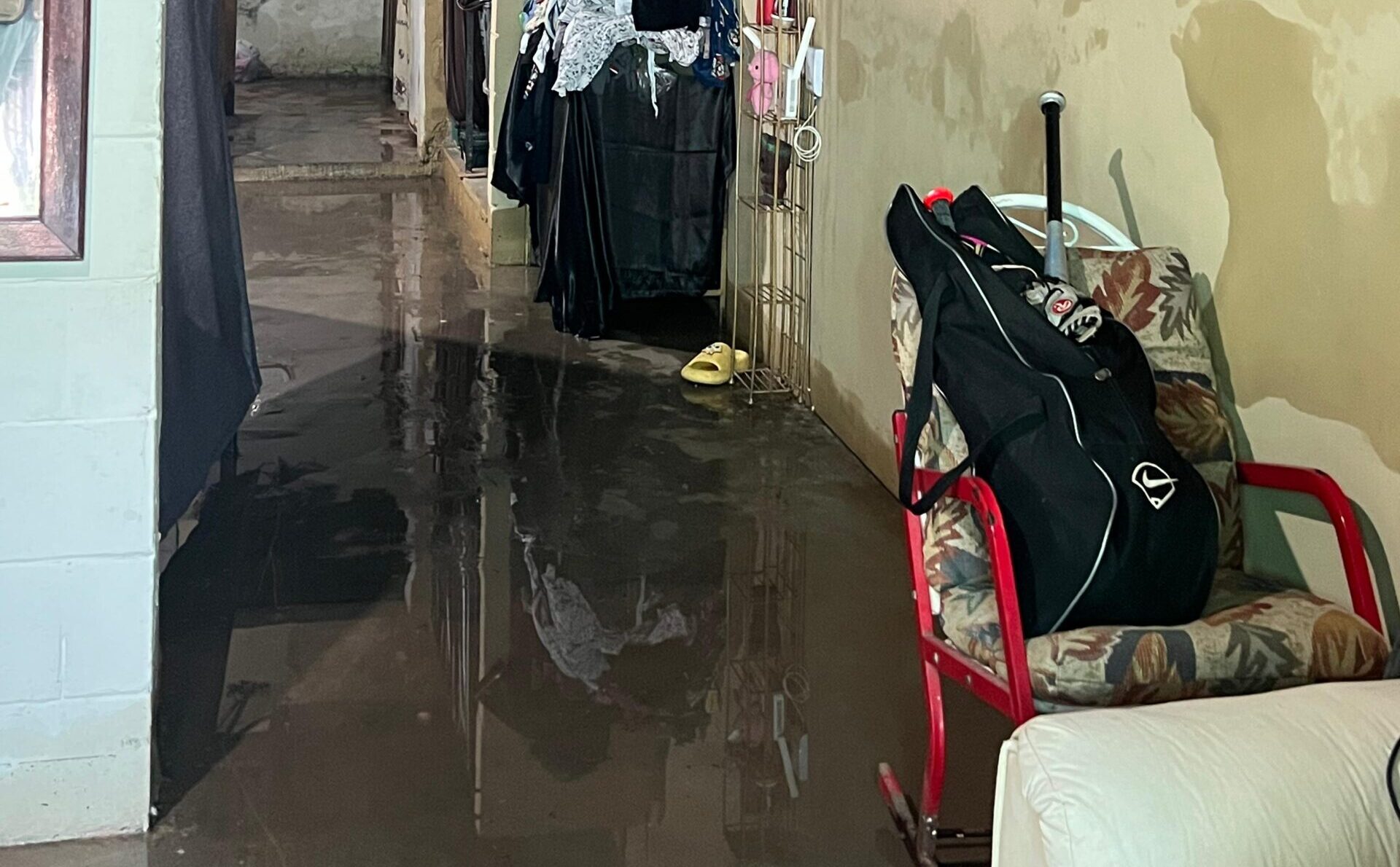 Vecinos de la Rosendo G. Castro sufren daños por lluvias en Ahome