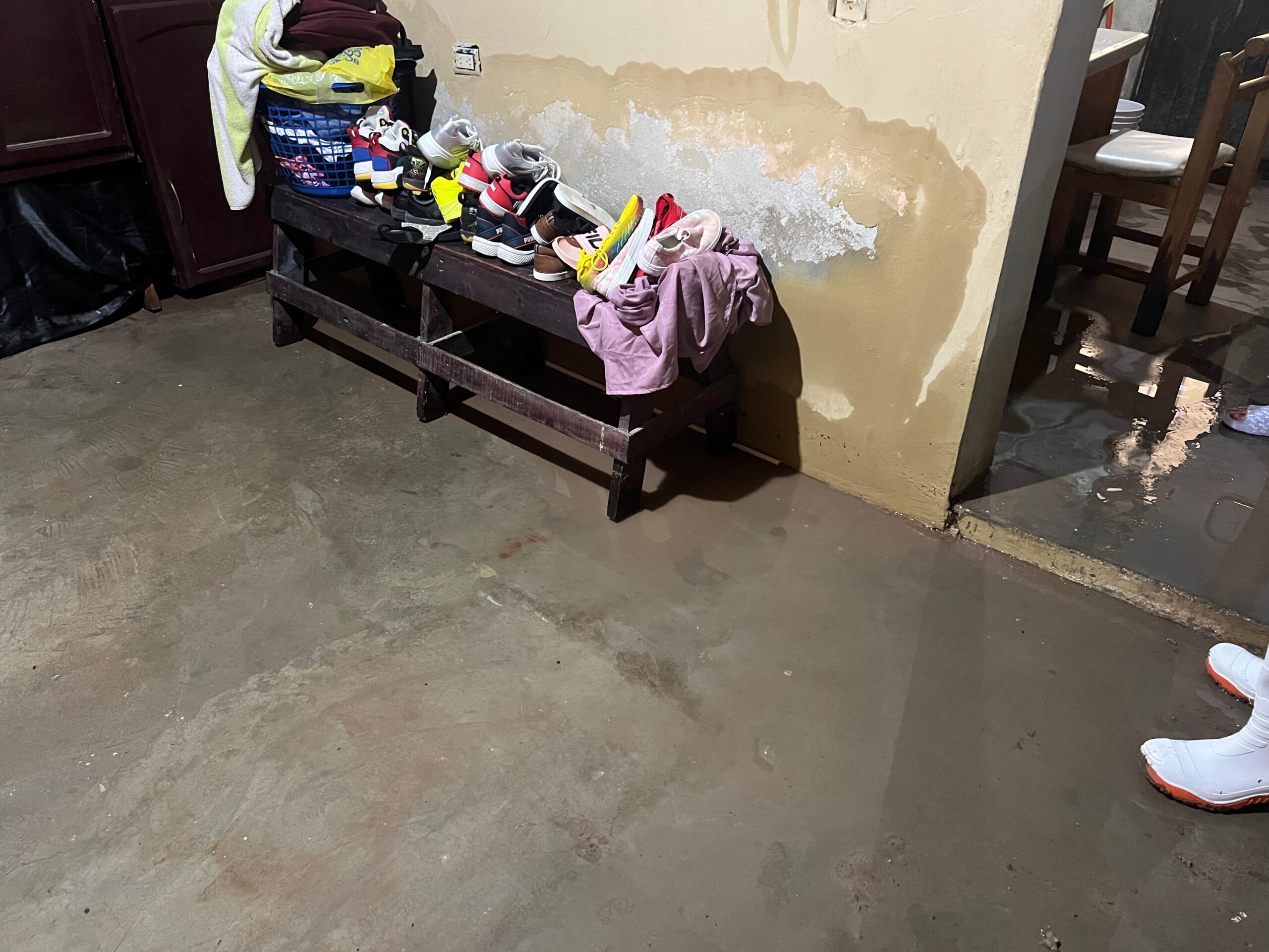 Vecinos de la Rosendo G. Castro sufren daños por lluvias en Ahome