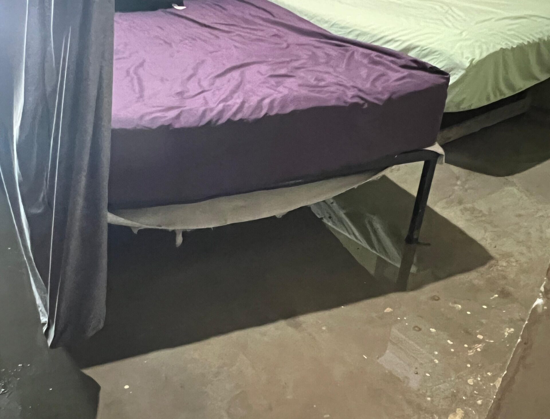 Vecinos de la Rosendo G. Castro sufren daños por lluvias en Ahome