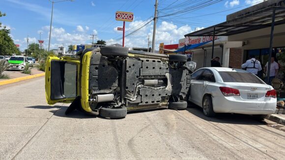 Vuelca vagoneta frente a la UAdeO Guasave, solo hubo daños materiales