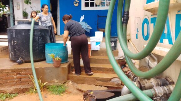 Abastecen con pipas a El Potrero de Carrasco de Mazatlán tras falla en pozo de agua
