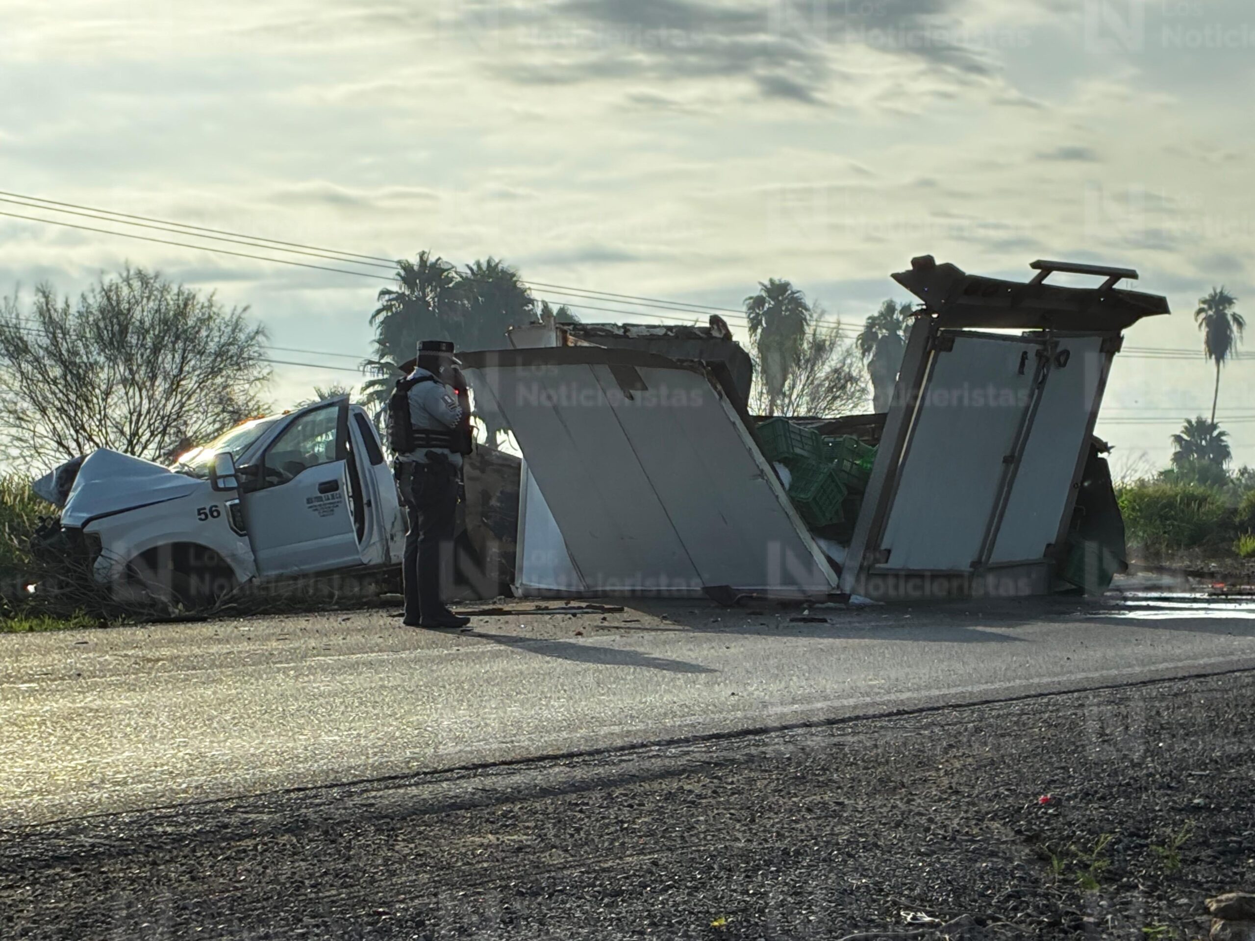 Camioneta con caja fría accidentada en carretera a San Miguel Zapotitlán, Ahome