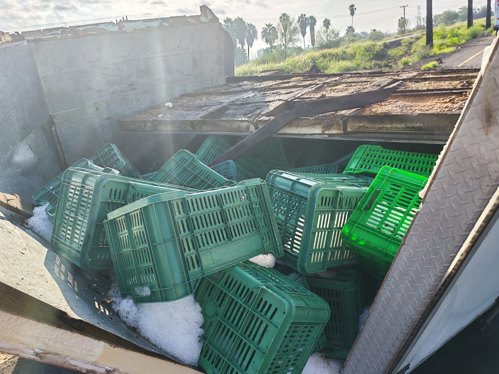 Camioneta con caja fría accidentada en carretera a San Miguel Zapotitlán, Ahome