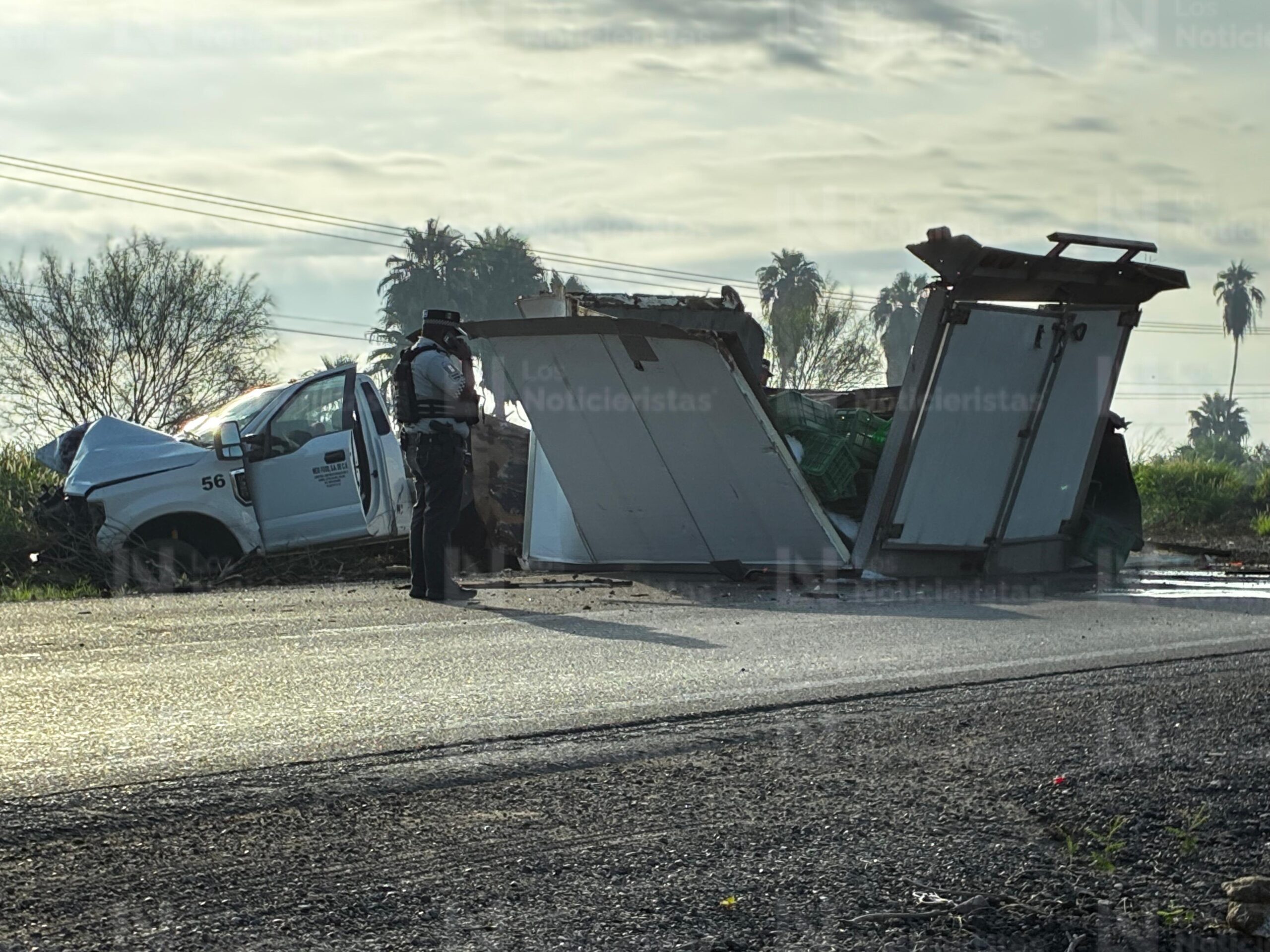Camioneta con caja fría accidentada en carretera a San Miguel Zapotitlán, Ahome