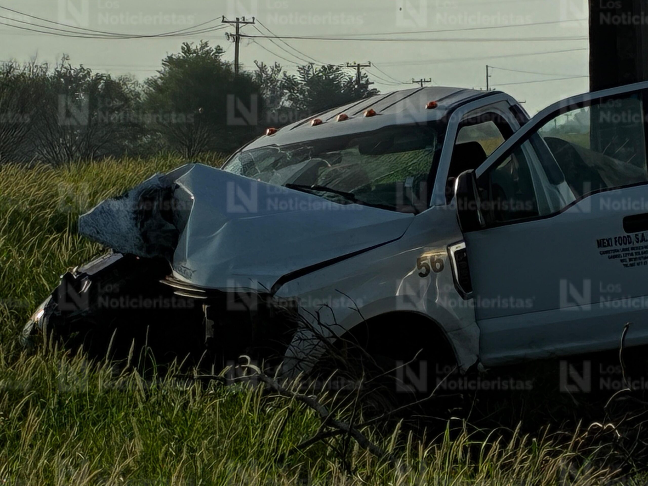 Camioneta con caja fría accidentada en carretera a San Miguel Zapotitlán, Ahome