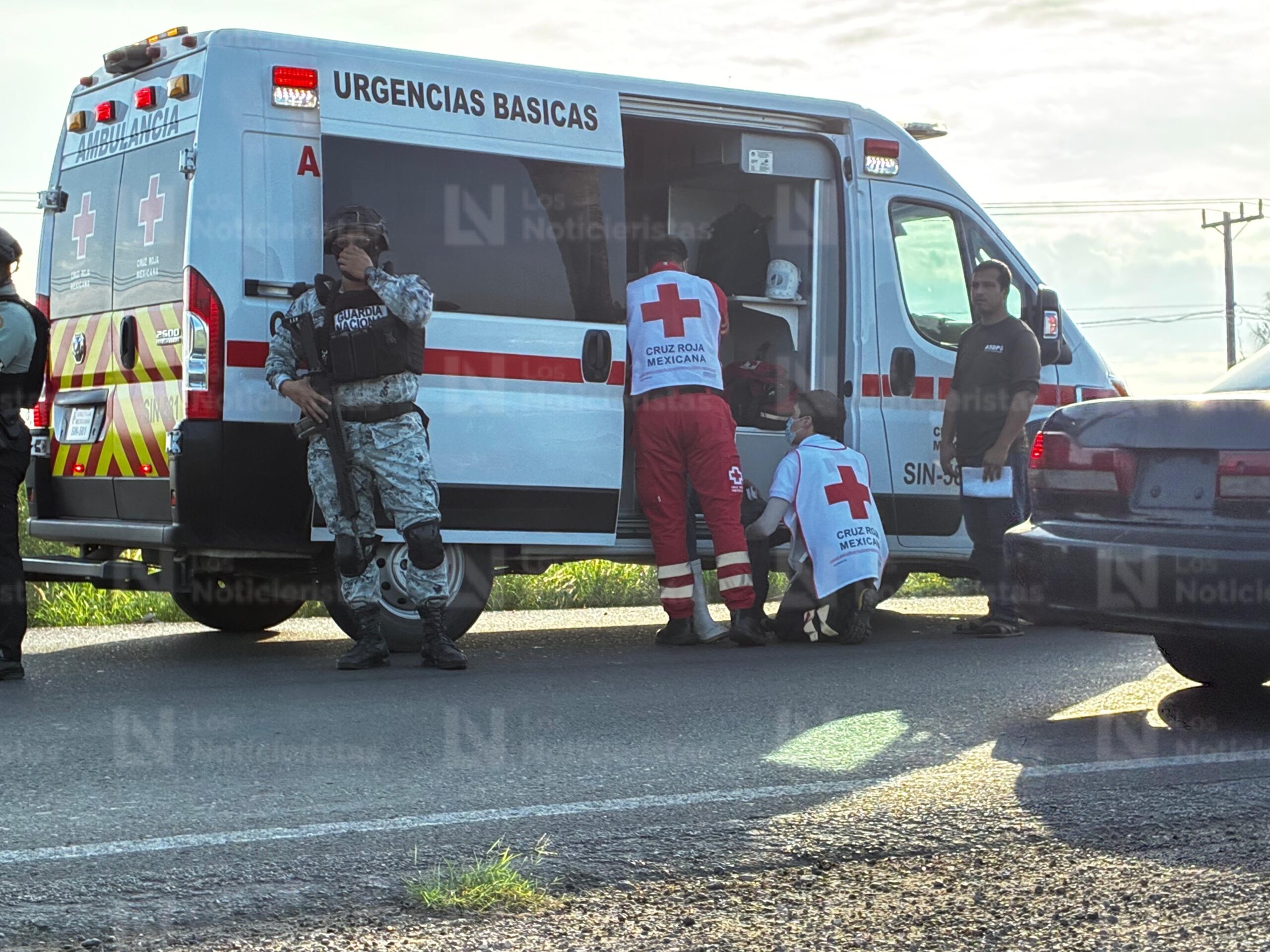 Paramédicos de Cruz Roja prestan servicios de primeros auxilios a chofer accidentado