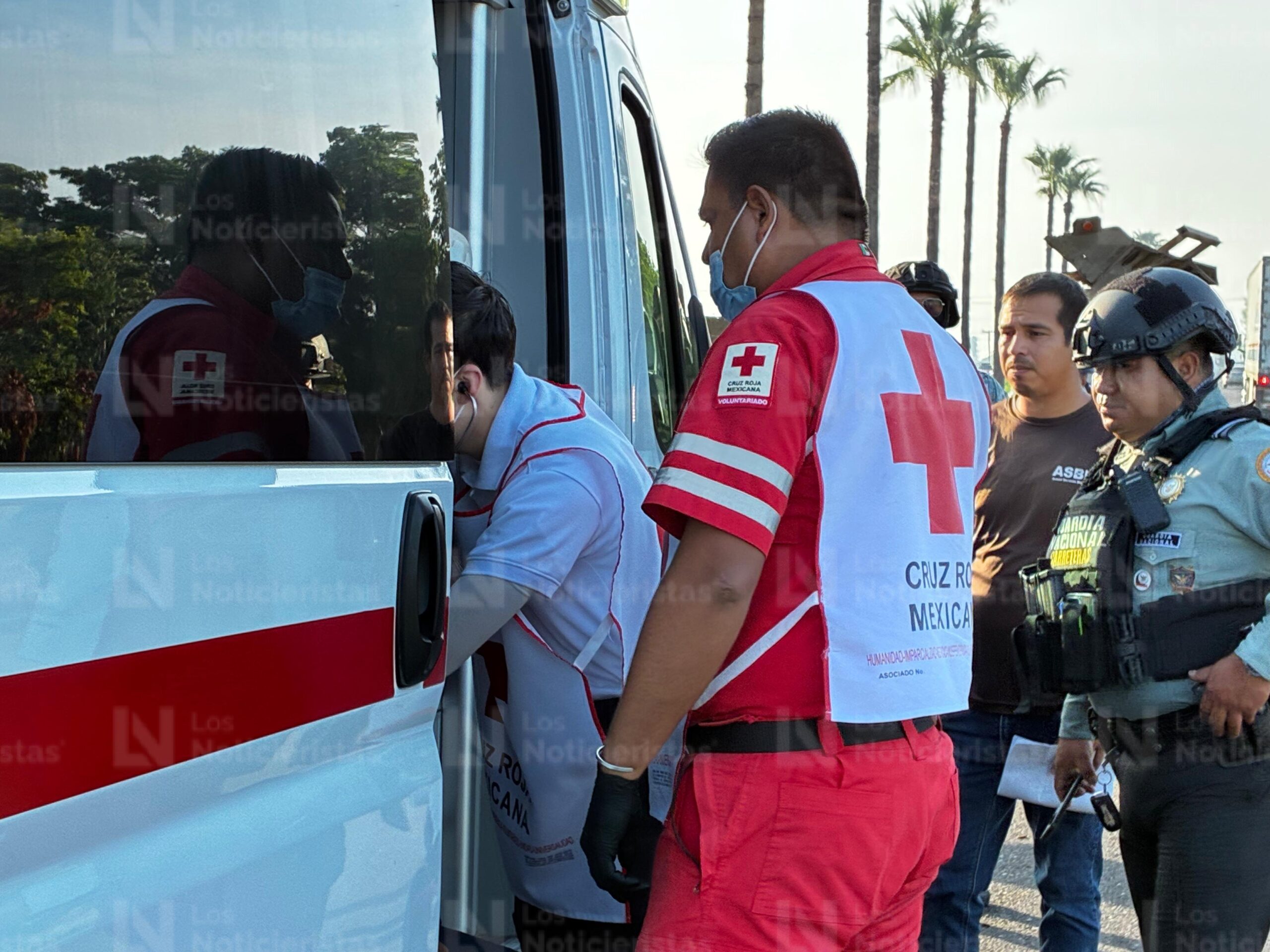 Paramédicos de Cruz Roja prestan servicios de primeros auxilios a chofer accidentado
